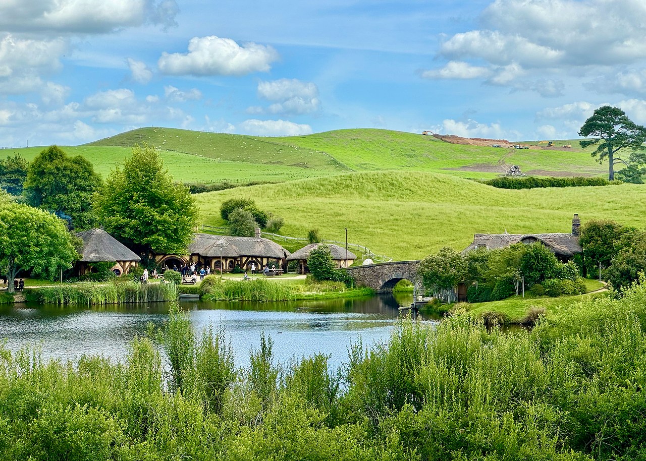 Hobbiton hills and hobbit homes in New Zealand