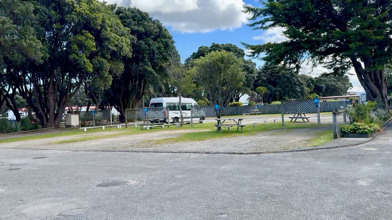 View around the TOP 10 Holiday Park campground in Lower Hutt, New Zealand.